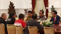 Suasana pertemuan antara Presiden Jokowi dengan perwakilan ojek online di Istana Merdeka, Jakarta, Selasa (27/3). Mereka meminta pemerintah membantunya berdiskusi dengan perusahaan transportasi online agar merasionalkan tarif. (Liputan6.com/Angga Yuniar)