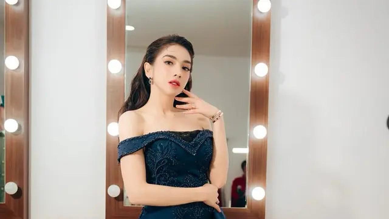 6 Gaya Angel Karamoy Pakai Dress, Tampil Manis hingga Elegan