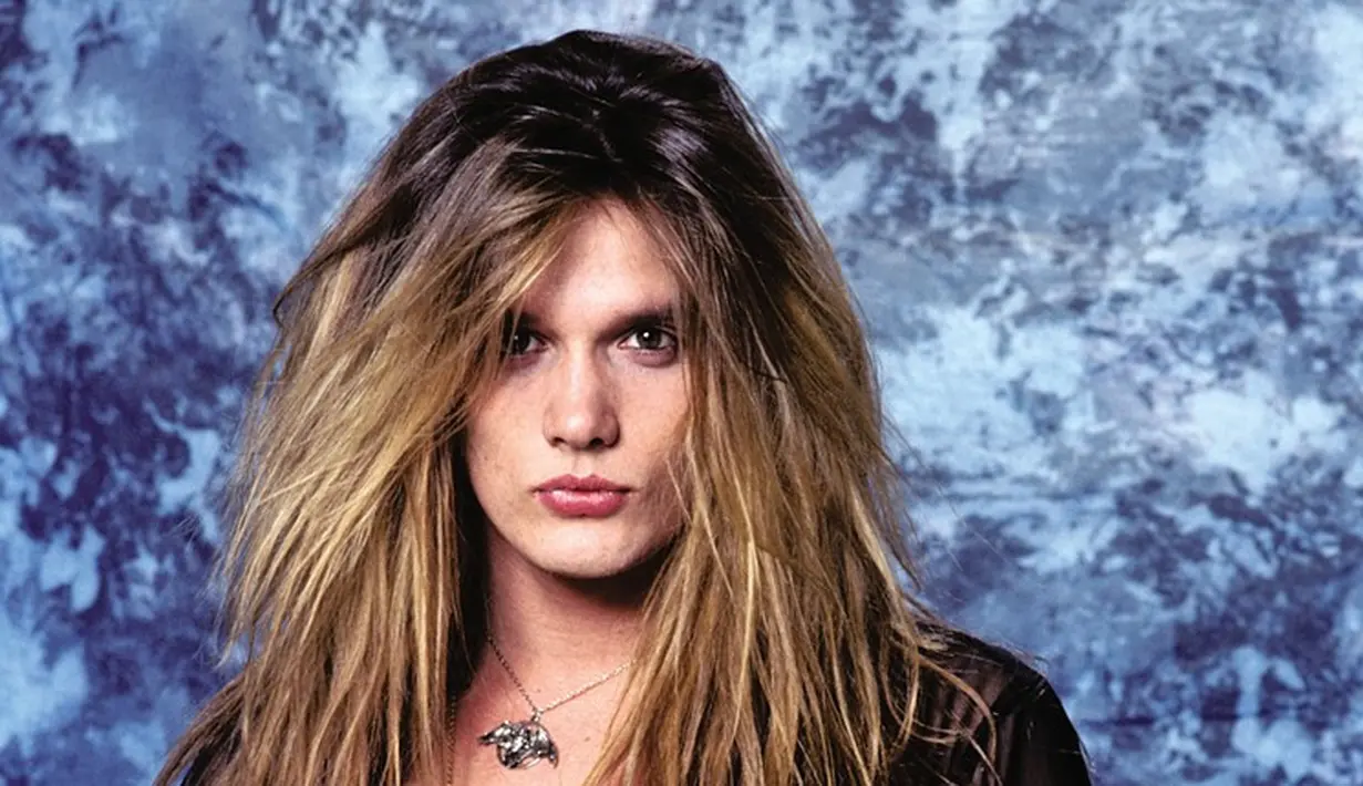 Siapa yang nggal tahu Sebastian Bach? Namanya melejit lewat grup band Skid Row. Meski sudah tak seprima dahulu, rambut Sebastian benar-benar memesona waktu muda. (Houston Press)