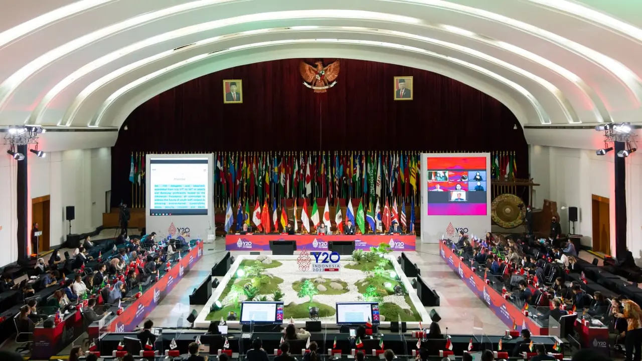 Penutupan KTT Y20 yang ditandai dengan penyerahan communique.