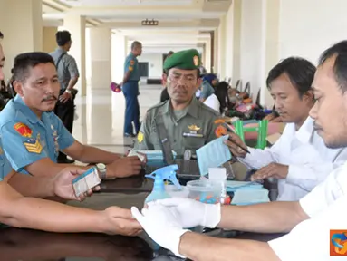 Citizen6, Sidoarjo: Para peserta donor darah yang ditunjuk adalah prajurit yang memenuhi persyaratan sesuai hasil pemeriksaan yang dilakukan oleh Tim Kesehatan. (Pengirim: Budi Abdillah). 