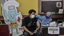 Warga menerima vaksinasi Covid-19 dosis kedua di Gelanggang Remaja Pulogadung, Rawamangun, Jakarta, Kamis (18/11/2021). Kementerian Kesehatan mencatat, capaian vaksinasi dosis kedua di Indonesia hingga Kamis (18/11) pukul 12.00 telah mencapai 86.335.923 orang. (merdeka.com/Iqbal S. Nugroho)
