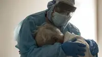 Curhat Rindu Keluarga, Pasien Covid-19 Ini Dapatkan Pelukan Hangat dari Dokter