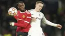 Aaron Wan-Bissaka. Bek kanan yang tampil sebagai starter dan mengalami cedera di akhir laga akibat menabrak papan iklan ini disorot Ralf Ragnick karena tampil tidak maskimal. Ia dinilai lebih banyak bermain di sektor pertahanan dibanding membantu serangan. (AP/Dave Thompson)