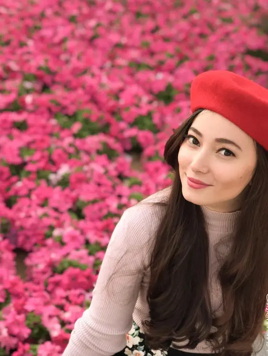 Paras cantik Asmirandah yang seperti Barbie ini pastinya nggak akan pernah membosankan untuk dilihat. Terebih bagi suaminya, Jonas Rivanno, yang pasti selalu terpikat dan jatuh hati dengannya. (Instagram/asmirandah89)