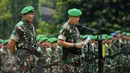 Komandan Kodiklat TNI AD, Letjen TNI Agus Sutomo (kanan) memberikan arahan pada apel bersama Satuan Jajaran Kodam Jaya di Makodam Jaya, Jakarta, Kamis (17/9/2015). Apel diiringi serah terima jabatan Pangdam Jaya. (Liputan6.com/Helmi Fithriansyah)