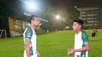 Pemain yang sempat trial di Arema FC, Gustavo Lopez (kiri), terlihat mengikuti latihan bersama PS Tira. (Bola.com/Permana Kusumadijaya)