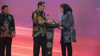 Bupati Banyuwangi Ipuk Fiestiandani saat menerima penghargaan Jaringan Dokumentasi dan Informasi Hukum Nasional (JDIHN) dari Kementerian Hukum dan Hak Asasi Manusia (Kemenkum HAM) di Jakarta, Selasa (18/10/2022). (Foto: Istimewa)