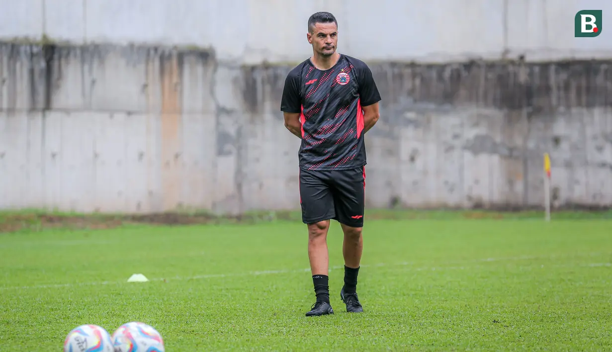 <p>Pelatih baru Persija Jakarta, Carlos Pena memimpin latihan perdana yang berlangsung di Nirwana Park, Bojongsari, Sawangan, Sabtu (29/06/2024). (Bola.com/Bagaskara Lazuardi)</p>