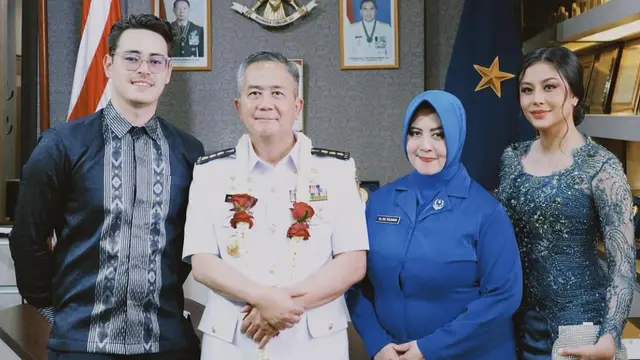 Penampilan Awkarin Dampingi Ayahanda dalam Pelantikan Jabatan Baru, Anggun Berkebaya Navy  (credit: instagram.com/narinkovi