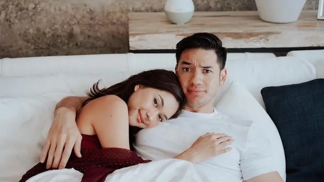 Potret Mesra Nana Mirdad dan Andrew White di Atas Ranjang