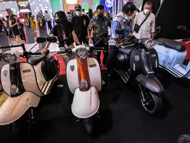 Pengunjung melihat sepeda motor listrik yang dipamerkan pada pembukaan Indonesia Motorcycle Show (IMOS) 2022 di Jakarta Convention Center (JCC), Jakarta, Rabu (2/11/2022). Pameran ini diselenggarakan oleh Asosiasi Industri Sepedamotor Indonesia (AISI). (Liputan6.com/Johan Tallo)