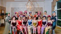 Desainer Eni Joe berkolaborasi dengan Amero Jewelry menghadirkan keindahan kain khas Betawi di Fashion Show dalam rangka memeriahkan Ulang Tahun Jakarta.
