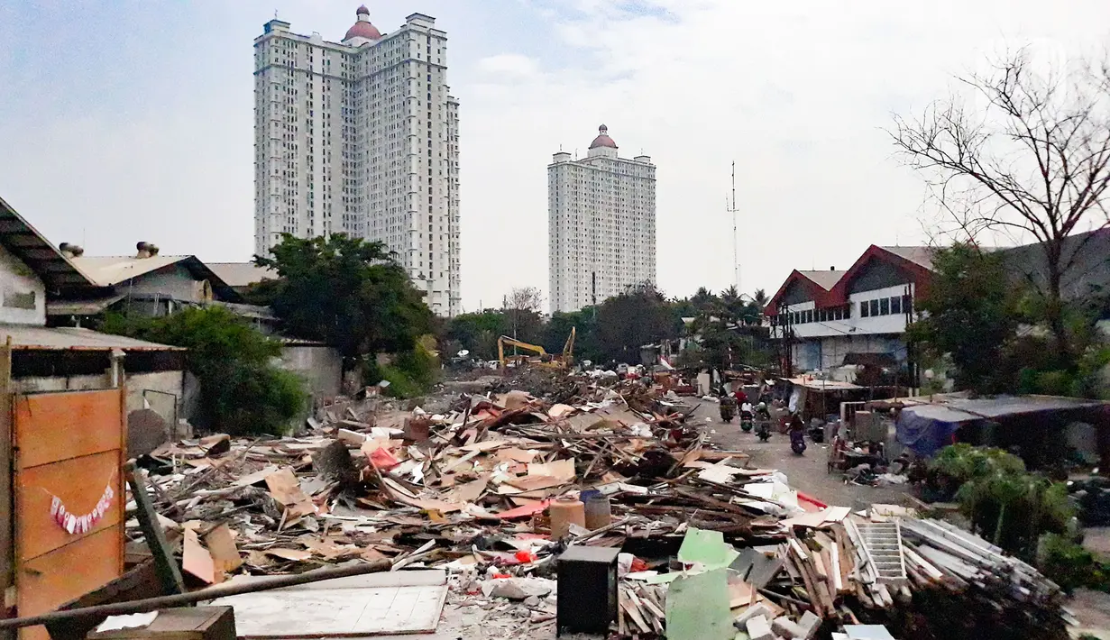 Aktivitas warga korban penggusuran di Jalan Sunter Agung Perkasa VIII, Kecamatan Tanjung Priok, Jakarta Utara, Senin (18/11/2019). Warga akan tetap bertahan hingga pemerintah memberikan uang kompensasi atau merelokasi ke tempat yang lebih layak. (merdeka.com/Iqbal S. Nugroho)