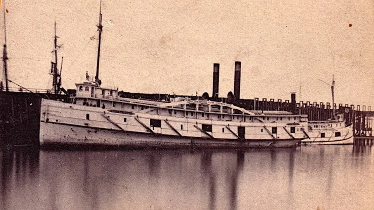 Foto cetakan asli yang disediakan oleh Brendon Baillod ini memperlihatkan kapal Lac La Belle sedang bersandar di Marquette, Michigan, pada 1866.