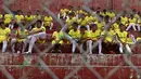 Anak-anak SSB Kota Padang antusias menyambut ajang Irman Gusman Cup 2016 dan Legenda Timnas Indonesia di Stadion Agus Salim, Padang, Minggu (13/3/2016). (Bola.com/Nicklas Hanoatubun)