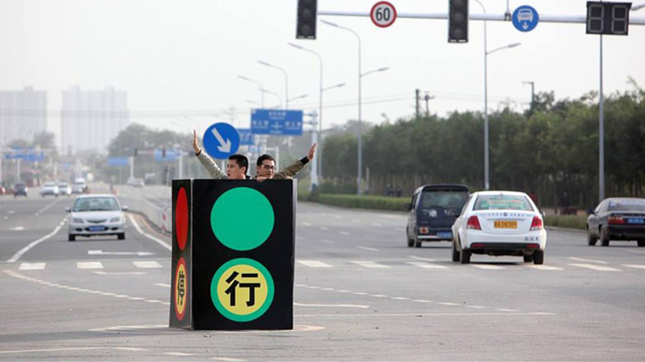 Unik, Lampu Lalin Manual Ini Atur Jalanan di China