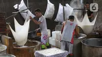Pekerja menyaring air rebusan kedelai untuk pembuatan tahu di industri rumahan kawasan Jakarta, Selasa (17/12/2019). Pemerintah resmi memangkas bunga Kredit Usaha Rakyat (KUR) dari 7 persen menjadi 6 persen, kebijakan ini mulai berlaku pada Januari 2020 mendatang. (Liputan6.com/Angga Yuniar)