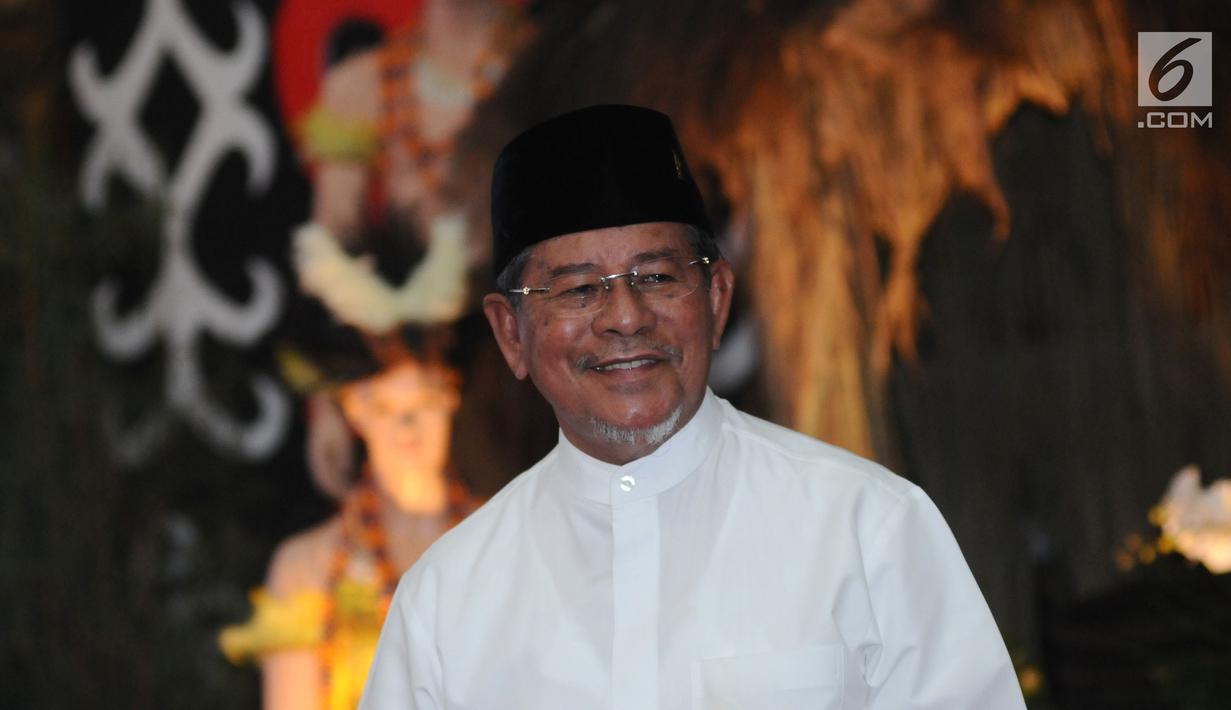 Abdul Ghani Kasuba saat diumumkan maju menjadi Balon Cagub/Cawagub dalam Pilkada Maluku Utara 2018 oleh Ketua PDIP, Megawati Sukarnoputri di Jakarta, Kamis (4/1). Abdul Ghani Kasuba dipasangkan dengan M Al Yasin Ali. (Liputan6.com/Helmi Fithriansyah)