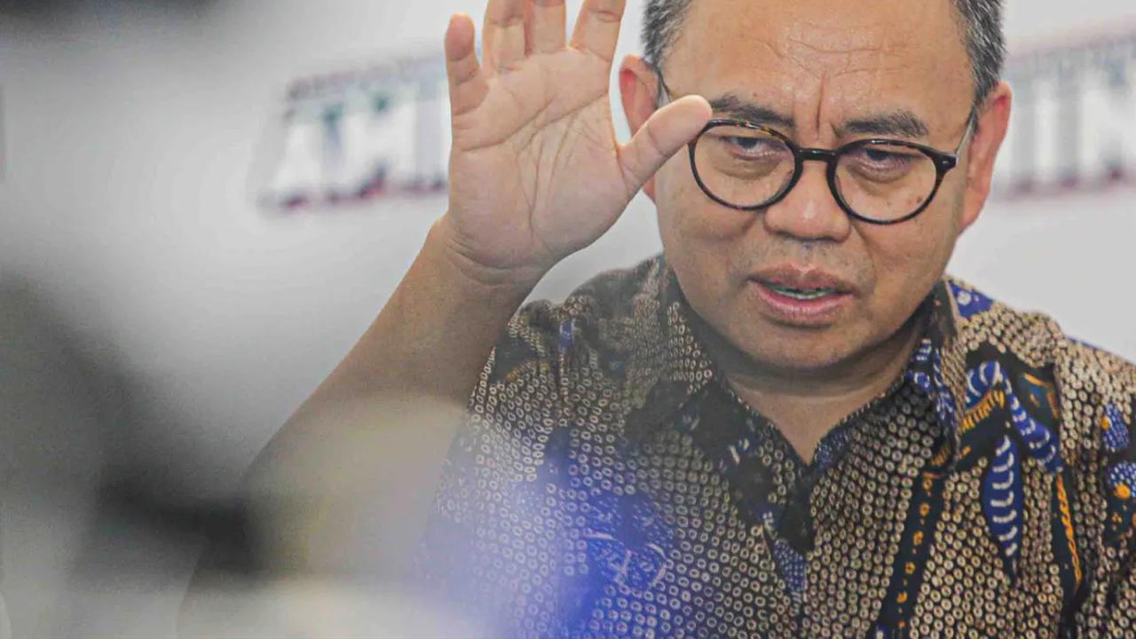 Co-captain Timnas Pemenangan AMIN, Sudirman Said memberikan keterangan pers terkait keterangan Jusuf Kalla di Rumah Timnas AMIN, Jakarta Pusat, Kamis (16/11/2023).