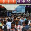 Penumpang keluar dari Stasiun Chhatrapati Shivaji Maharaj pada jam sibuk di Mumbai, India, Kamis (8/9/2022). Hampir seluruh operasi kereta api di India ditangani oleh perusahaan negeri, Indian Railways, dibawah Departemen Kereta Api. (Punit PARANJPE/AFP)