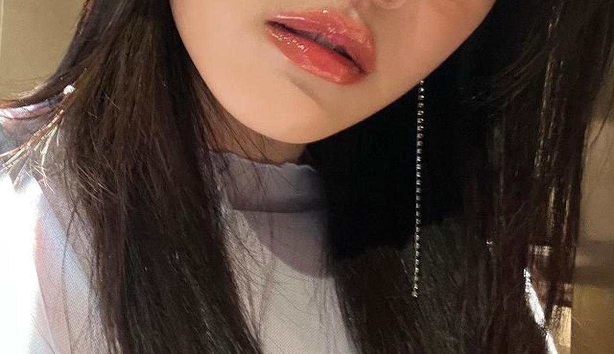 Park Soeun sukses menarik perhatian penggemar lewat visualnya yang imut dan memukau. (FOTO: instagram.com/_weeekly/)