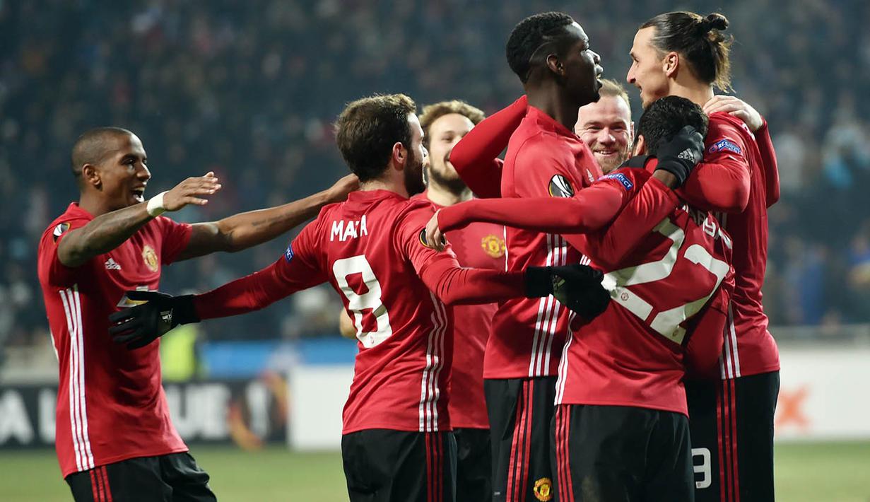 Para pemain Manchester United, merayakan gol yang dicetak Zlatan Ibrahimovic ke gawang FC Zorya Luhansk pada laga Liga Europa di Stadion Chornomorets, Ukraina, Jumat (9/12/2016). MU Menang 2-0 atas Zorya. (AFP/Sergei Supinsky)