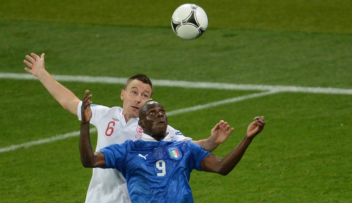 John Terry pensiun dari Timnas Inggris pada September 2012 setelah kasus pelecehan terhadap Anton Ferdinand. Saat itu Terry belum genap berusia 32 tahun. (AFP/Jeff Pachoud)