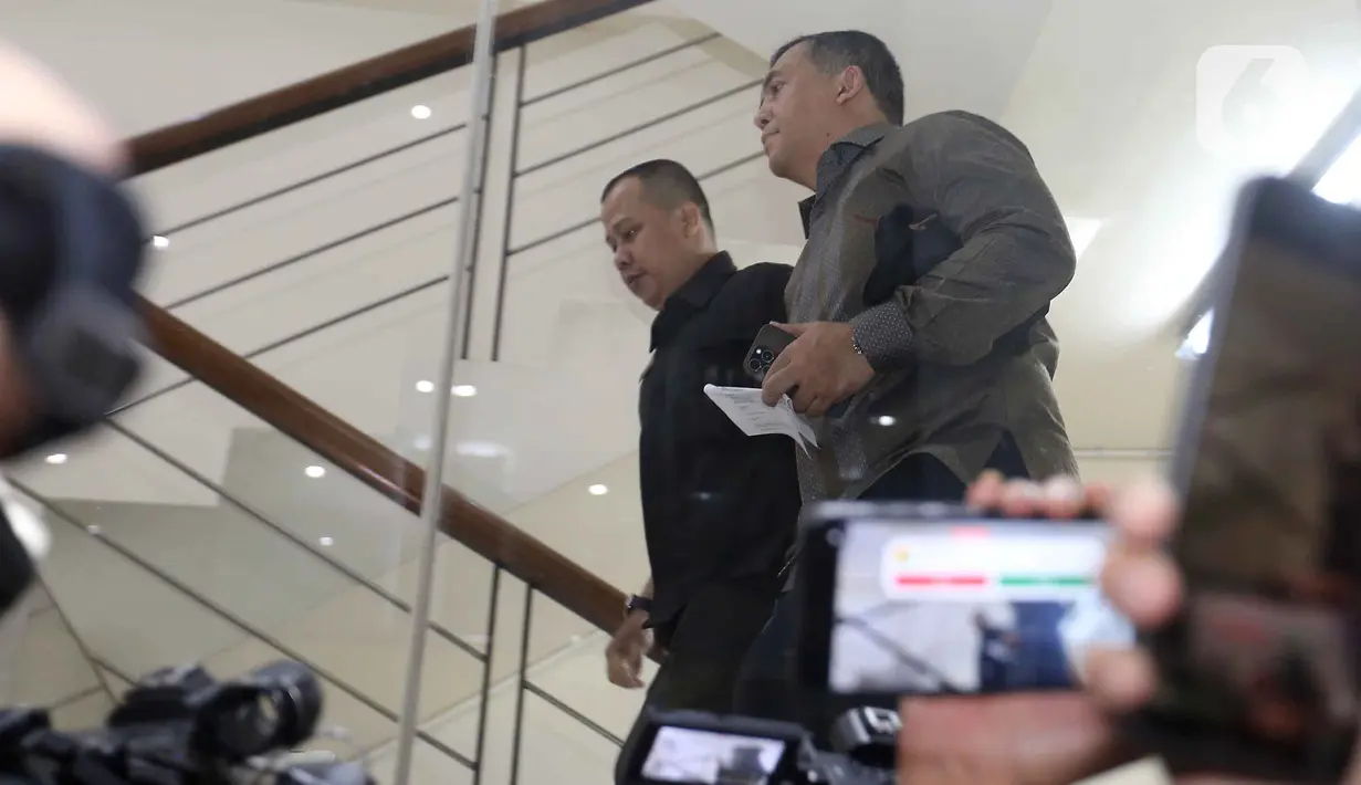 Wakil Menteri Imigrasi dan Pemasyarakatan, Silmy Karim (kanan) saat tiba di Gedung Merah Putih Komisi Pemberantasan Korupsi (KPK), Jakarta, Rabu (3/6/2026). (Liputan6.com/Helmi Fithriansyah)