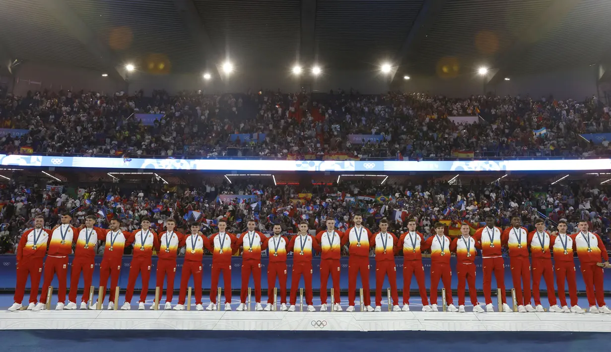 Spanyol berhasil merebut medali emas sepak bola Olimpiade 2024 usai kalahkan tuan rumah Prancis 5-3 lewat perpanjangan waktu pada laga final yang berlangsung di stadion Parc des Princes, Jumat (9/8/2024). (AP Photo/Aurelien Morissard)