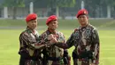 Danjen Kopassus, Mayjen TNI Doni Monardo (kanan) dan Mayjen TNI Agus Sutomo (kiri) bersama KSAD Jenderal Gatot Nurmantyo bersalam komnado usai upacara serah terima jabatan di Markas Kopassus, Cijantung, Jaktim, (24/10). (Liputan6.com/Helmi Fithriansyah)