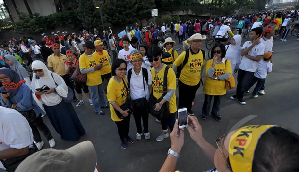 Ratusan massa pendukung perbaikan KPK-Polri berkumpul di Bundaran HI Jakarta, Minggu (22/2/2015). (Liputan6.com/Faizal Fanani)
