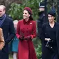Kate Middleton dan Meghan Markle bersama suaminya Pangeran William dan Pangeran Harry  saat menghadiri perayaan Natal kerajaan di Gereja St Mary Magdalene di Sandringham, Inggris (25/12). (AFP Photo/Paul Ellis)