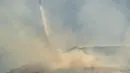 <p>Air jatuh dari ember yang dibawa oleh helikopter saat petugas pemadam kebakaran memadamkan api baru yang dimulai di dekat Manastash Vista Point di sepanjang Interstate 82 pada 23 Juli 2023 di Ellensburg, Washington. (David Ryder/Getty Images/AFP)</p>