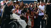 Paus Fransiskus menyapa para jemaat saat tiba di Katedral Bunda Maria Diangkat ke Surga, Jakarta pada 4 September 2024. (Tiziana FABI/AFP)