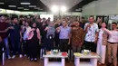 Peserta dan pemateri “Upstream Force: We Are The Energy” berfoto bersama di Gedung PPDT Galeri R FSRD, Universitas Trisakti, Jakarta, Rabu (12/11/2025). (Liputan6.com/Helmi Fithriansyah)