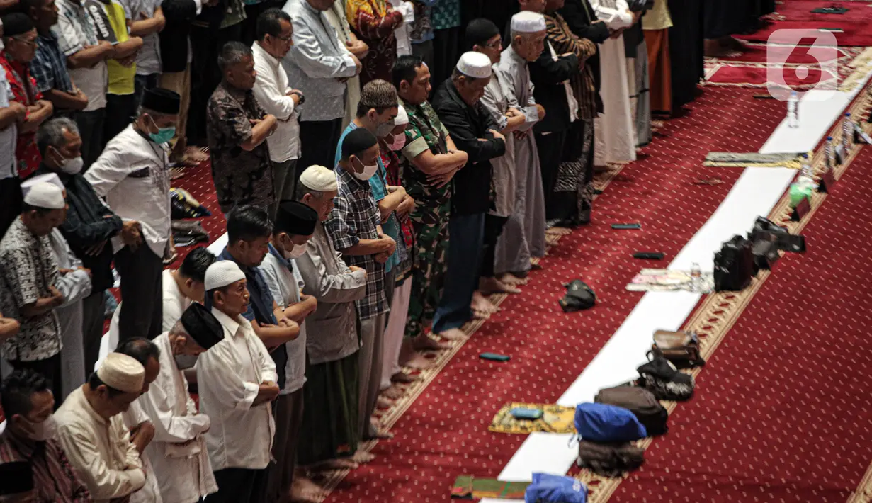 Sejumlah jemaah melaksanakan salat gaib di Masjid Istiqlal, Jakarta, Jumat (10/2/2023). Salat gaib tersebut dilakukan untuk mendoakan para korban gempa di Turki dan Suriah. (Liputan6.com/Faizal Fanani)