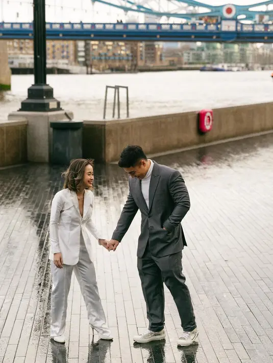 Berlokasi di London, Gritte Agatha dan Arif Hidayat kembali angkat nuansa monokrom untuk prewedding [@gritteagathaa]
