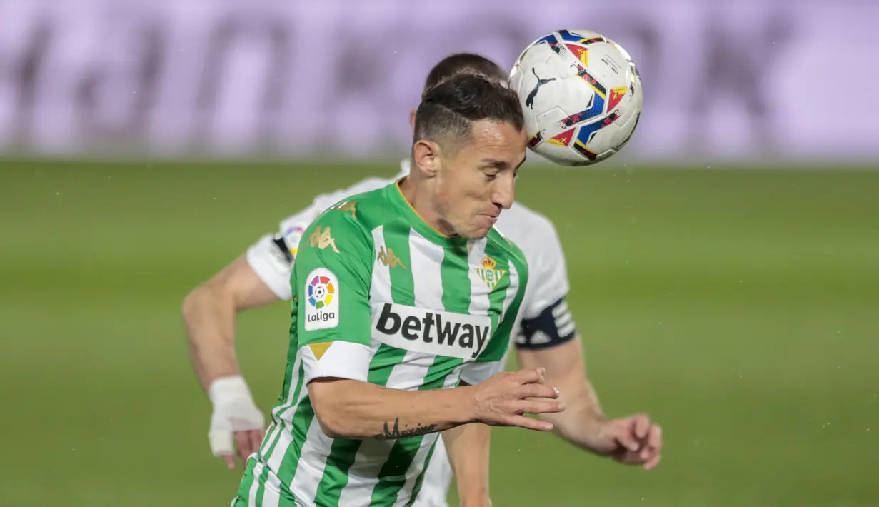 Gelandang Real Betis, Andres Guardado mengontrol bola di depan striker Real Madrid, Karim Benzema dalam laga lanjutan Liga Spanyol 2020/2021 pekan ke-33 di Alfredo Di Stefano Stadium, Madrid, Sabtu (24/4/2021). Real Betis bermain imbang 0-0 dengan Real Madrid. (AFP/Gabriel Bouys)