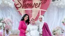 Ini potret Aurel diapit Titi Kamal dan Shireen Sungkar. Titi Kamal tampil memesona memadukan blazer pink dan tulle dress warna putih. Sementara Shiren Sungkar tampil stylish memadukan blazer dan celana pink dengan pashmina putih. (Instagram/titi.kamal).