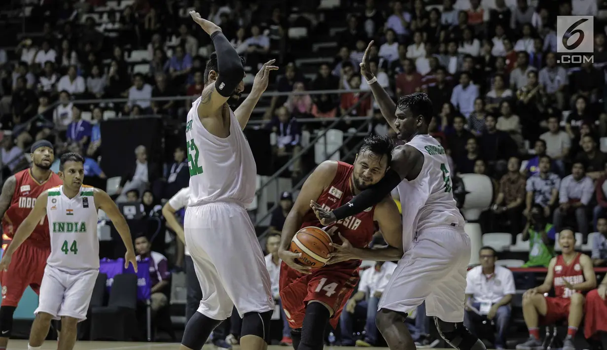 Pebasket Putra Indonesia Prasetyo Putra mencoba melewati pebasket India saat laga final bola basket 18th Asian Games Invitation Tournament di Hall Basket Senayan, Senin (12/2). Timnas Indonesia menang 78-68. (Liputan6.com/Faizal Fanani)