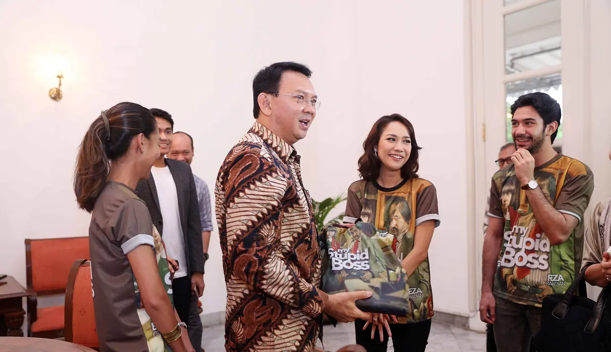 Ahok pun tak ingin ketinggalan untuk menyaksikan langsung akting Reza Rahadian dan BCL di film 'My Stupid Bos'. (Nurwahyunan/Bintang.com)