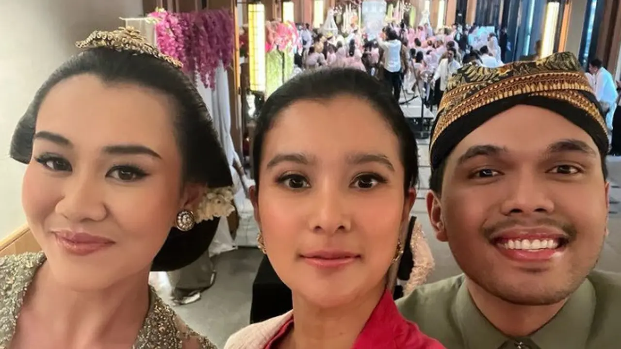 Marcella Zalianty kenakan kebaya saat Hadir Siraman Aaliyah Massaid