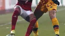 Gelandang AS Roma, Gianluca Mancini berusaha merebut bola dari pemain CSKA-Sofia, Yohan Bai pada pertandingan Grup C Liga Europa di Nasional Vassil Levski, Bulgaria, Jumat (10/12/2021). Roma mengamankan tiket ke babak 16 besar setelah mengalahkan CSKA Sofia. (AP Photo/Dessislava Komarova)