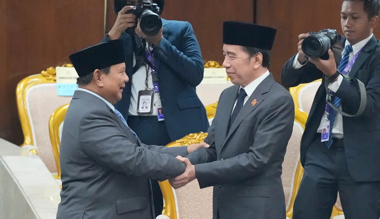 Presiden Prabowo Subianto berbincang dengan Presiden ketujuh RI Joko Widodo usai menyampaikan Pidato Kenegaraan di gedung parlemen di Jakarta, Indonesia, Jumat, 14 Agustus 2026.(AP Photo/Dita Alangkara)