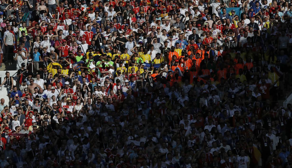 Suasana didalam stadion saat  Spanyol melawan Rusia pada laga 16 besar di Luzhniki Stadium, Moskow, Rusia, (1/7/2018). Rusia dan Spanyol bermain imbang 1-1. (AP/Manu Fernandez)