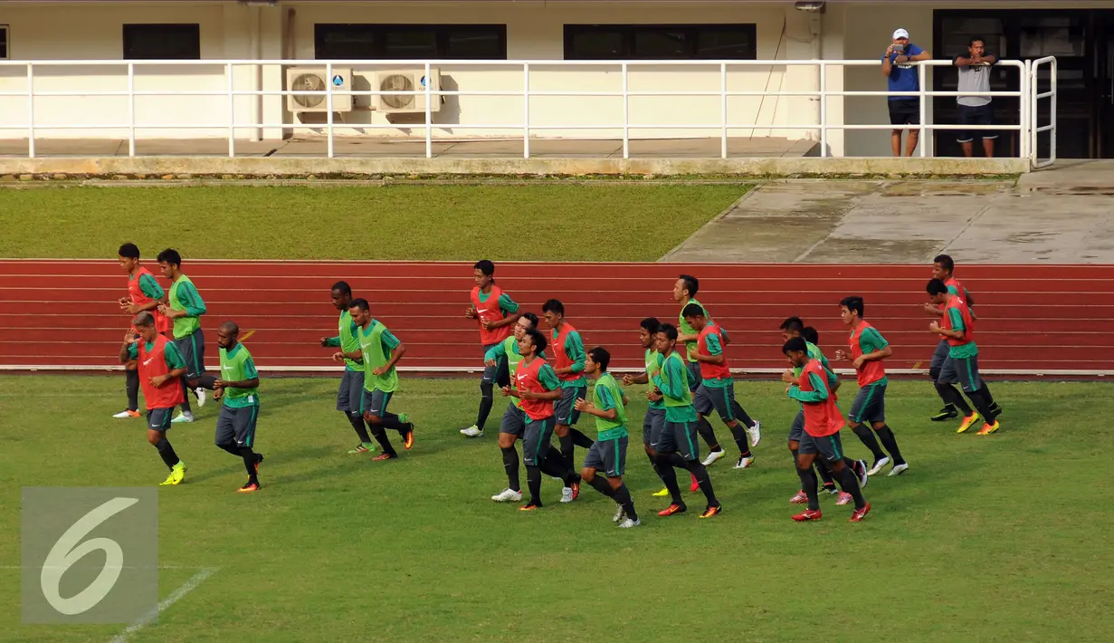 Pemain timnas Indonesia berlari jelang melakukan latihan seleksi di Stadion Pakansari, Kab Bogor, Selasa (9/8). Stadion ini menggunakan rumput jenis bermuda untuk area lapangan hijau dengan kapasitas 31.000 penonton. (Liputan6.com/Helmi Fithriansyah)