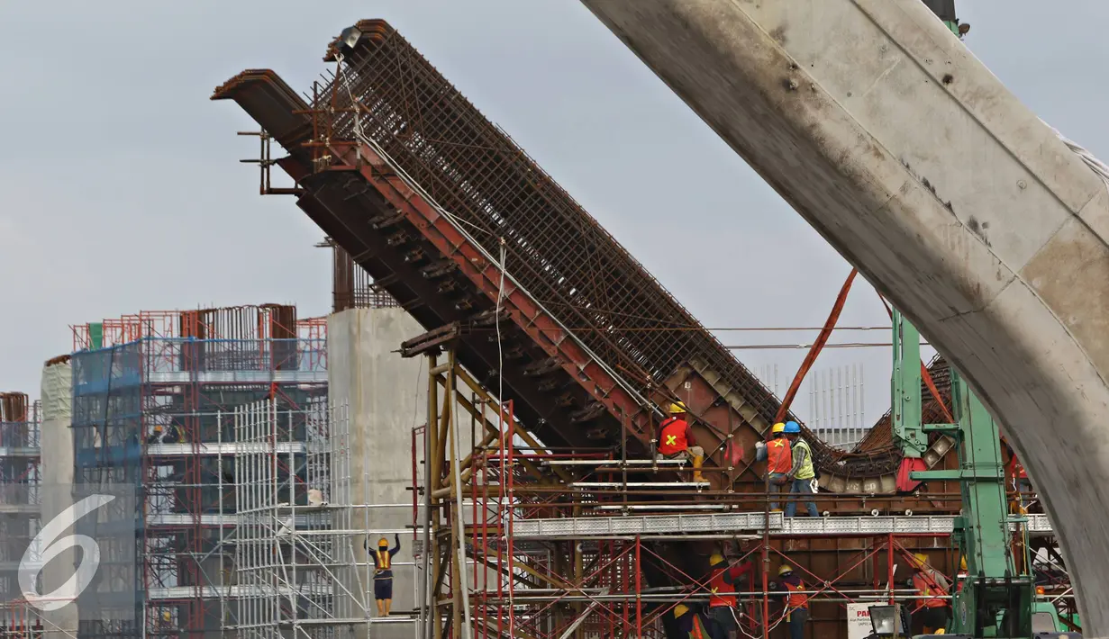 Pekerja menyelesaikan pembangunan proyek Jalan layang NonTol Akses Pelabuhan Tanjung Priok, Jakarta, Selasa (24/11). Meskipun buruh melakukan aksi mogok nasional, namun aktivitas pembangunan jalan berlangsung normal. (Liputan6.com/Immanuel Antonius)