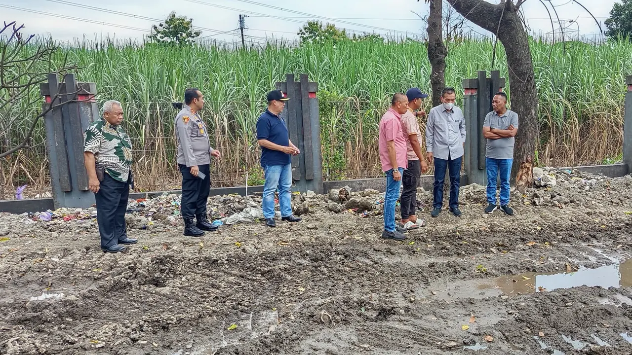Musthofa didampingi Pj Bupati Kudus Herda Helmijaya, Kapolres Kudus AKBP Roni Bonic dan sejumlah pimpinan dinas terkait mengecek kondisi TPA. (Liputan6.com/Arief Pramono)