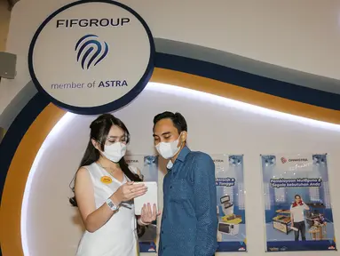 Tenaga pemasaran Astra Financial memberikan informasi di booth PT Federal International Finance (FIFGROUP) di pameran GIIAS 2021, ICE BSD Tangerang, Selasa (16/11/2021). Astra Financial berkomitmen mendukung pemulihan sektor otomotif pada GIIAS 2021.(Liputan6.com/Fery Pradolo)